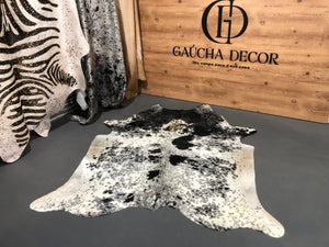 Tapete de Couro Salpicado Preto e Branco - Tamanho: 2,25 x 1,81 - Lot. 04 - Ref.: 9756(16)