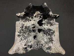 Tapete de Couro Salpicado Preto e Branco - Tamanho: 2,25 x 1,81 - Lot. 04 - Ref.: 9756(16)