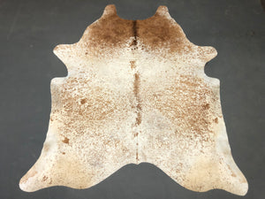Tapete de Couro Salpicado Bege e Branco - Tamanho: 2,30 x 2,00 - Lot. 04 - Ref.: 9771(19)