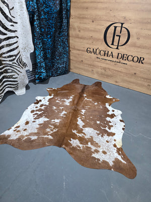 Tapete de Couro Marrom e Branco - Tamanho: 2,40 x 1,95 - Lot.04 - Ref.: 151509(43)