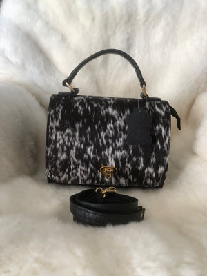 Bolsa de Couro GD Mini Py - Cor Preta com pelo Preto e Branco - Ref.: 2759