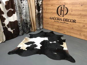 Tapete de Couro Preto e Branco - Tamanho: 2,20 x 1,95 - Ref.: 2941