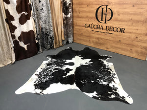 Tapete de Couro Preto e Branco - Tamanho: 2,47 x 1,99 - Lot.03 - Ref.: 6260(01)