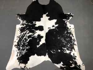 Tapete de Couro Preto e Branco - Tamanho: 2,47 x 1,99 - Lot.03 - Ref.: 6260(01)