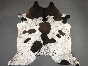 Tapete de Couro Salpicado Preto e Branco - Tamanho: 2,52 x 1,98 -Lot.03 - Ref.: 6366(19)