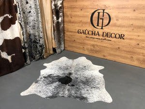 Tapete de Couro Salpicado Preto e Branco - Tamanho: 1,90 x 1,54 - Lot.03 - Ref.: 6389(24)