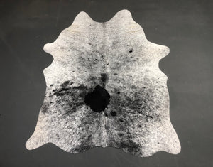 Tapete de Couro Salpicado Preto e Branco - Tamanho: 1,90 x 1,54 - Lot.03 - Ref.: 6389(24)