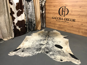 Tapete de Couro Salpicado Preto e Branco - Tamanho: 2,57 x 2,06 - Lot.03 - Ref.: 6408(26)