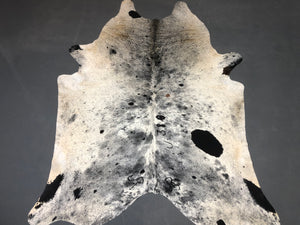 Tapete de Couro Salpicado Preto e Branco - Tamanho: 2,57 x 2,06 - Lot.03 - Ref.: 6408(26)