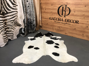 Tapete de Couro Preto e Branco - Tamanho: 2,14 x 1,75 - Lot.04 - Ref.: 9666(01)