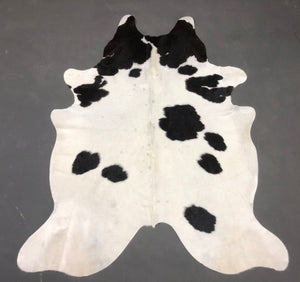 Tapete de Couro Preto e Branco - Tamanho: 2,14 x 1,75 - Lot.04 - Ref.: 9666(01)