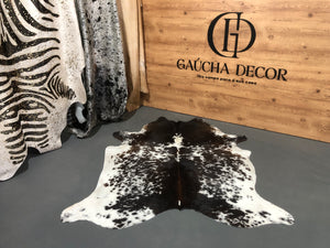 Tapete de Couro Salpicado Marrom Escuro e Branco - Tamanho: 2,03 x 1,71 - Lot. 04 - Ref.: 9684(03)