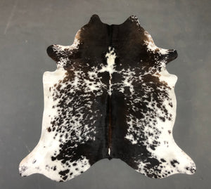 Tapete de Couro Salpicado Marrom Escuro e Branco - Tamanho: 2,03 x 1,71 - Lot. 04 - Ref.: 9684(03)