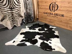 Tapete de Couro Preto e Branco - Tamanho: 2,49 x 2,11 - Lot.04 - Ref.: 9721(10)