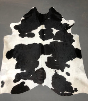 Tapete de Couro Preto e Branco - Tamanho: 2,49 x 2,11 - Lot.04 - Ref.: 9721(10)