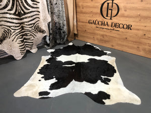 Tapete de Couro Preto e Branco - Tamanho: 2,74 x 2,04 - Lot.04 - Ref.: 9727(11)