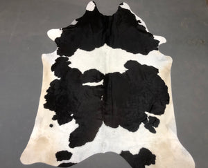 Tapete de Couro Preto e Branco - Tamanho: 2,74 x 2,04 - Lot.04 - Ref.: 9727(11)