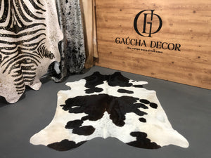 Tapete de Couro Preto e Branco - Tamanho: 2,36 x 1,79 - Lot.04 - Ref.: 9734(12)