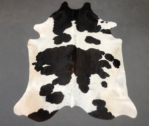 Tapete de Couro Preto e Branco - Tamanho: 2,36 x 1,79 - Lot.04 - Ref.: 9734(12)