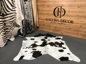 Tapete de Couro Salpicado Preto e Branco - Tamanho: 2,01 x 1,84 - Lot. 04 - Ref.: 9743(14)