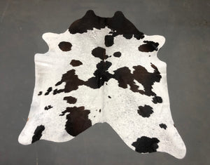 Tapete de Couro Salpicado Preto e Branco - Tamanho: 2,01 x 1,84 - Lot. 04 - Ref.: 9743(14)