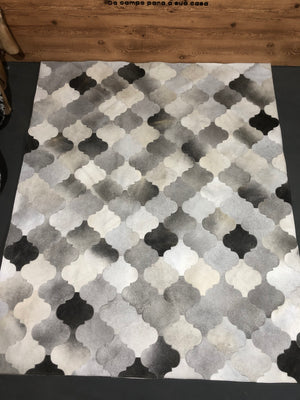 Tapete Costurado Geométrico Cinza claro, Bege e Preto - Tamanho: 2,50 x 2,00= 5,00m²- Lot.04 - Ref.: 9792(23)