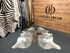 Tapete de Couro Cinza Bege, marrom - Tamanho: 2,03 x 1,75 - Lot. 04 - Ref.: 9806(05)