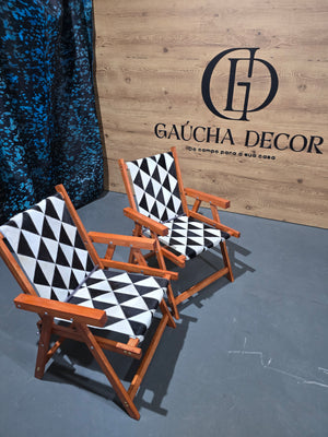 Kit Cadeiras De Couro Legítimo Dobrável Cor Preto e Branco Com Pés Madeira.