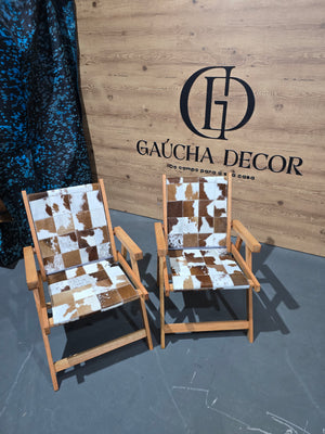 Kit Rústico de Cadeiras De Couro Legítimo Dobrável Cor Marrom e Branco Com Pés Madeira.