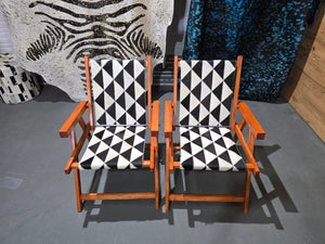 Kit Cadeiras De Couro Legítimo Dobrável Cor Preto e Branco Com Pés Madeira.