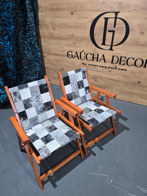 Kit Cadeiras De Couro Legítimo Dobrável Cor Salpicado Preto e Branco  Com Pés Madeira.